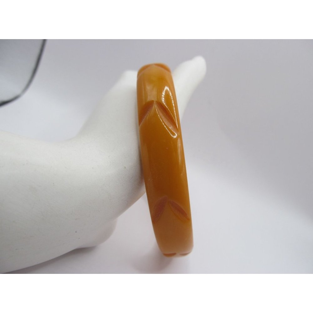 Vintage Carved Butterscotch Bakelite Bangle Bracelet - Picture 7 of 10